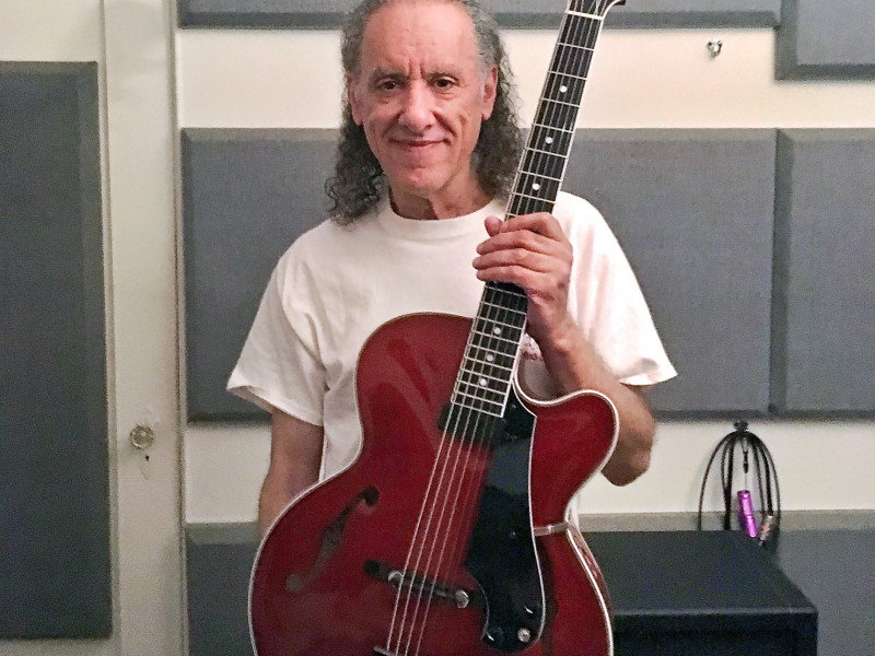 Scott Henderson spielt Sonntag Gitarren